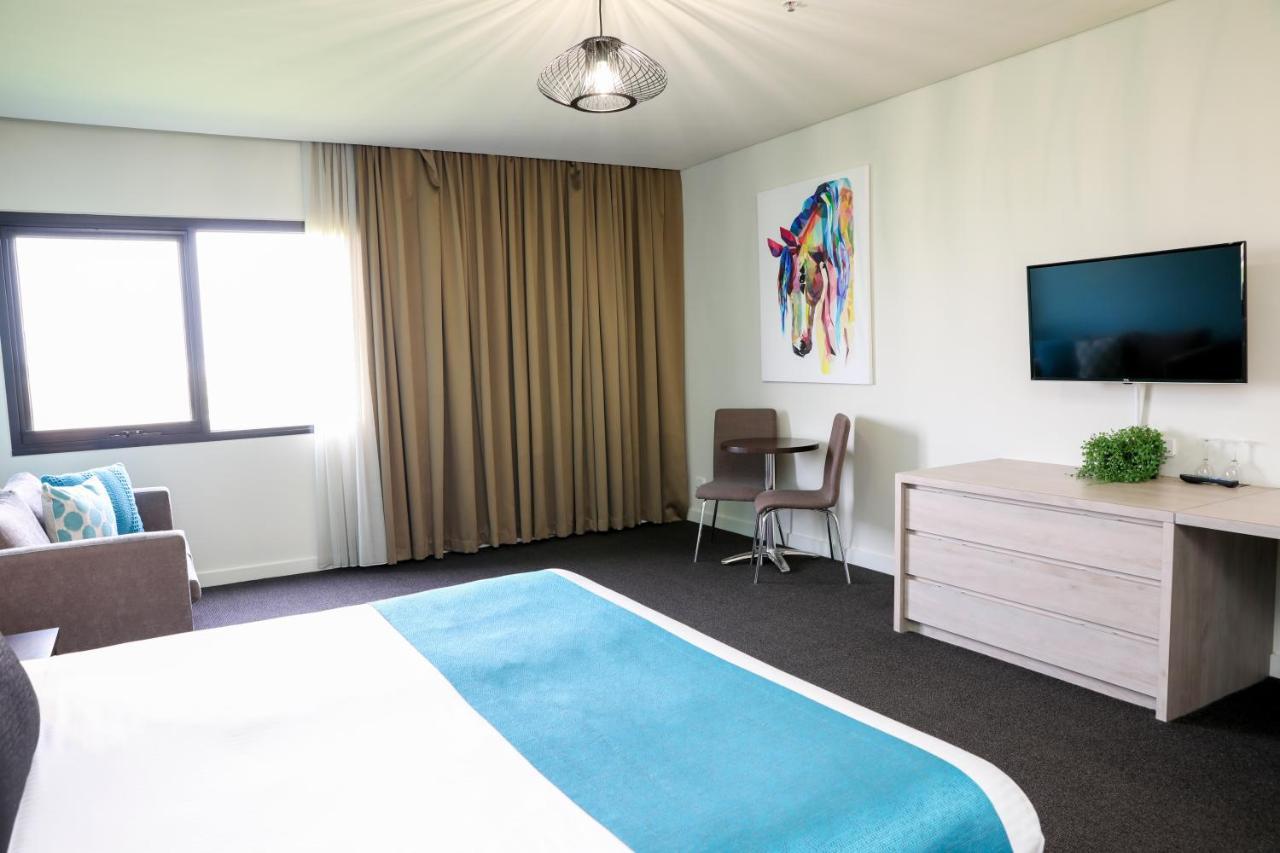 Mantra Melbourne Melton Hotel Bagian luar foto