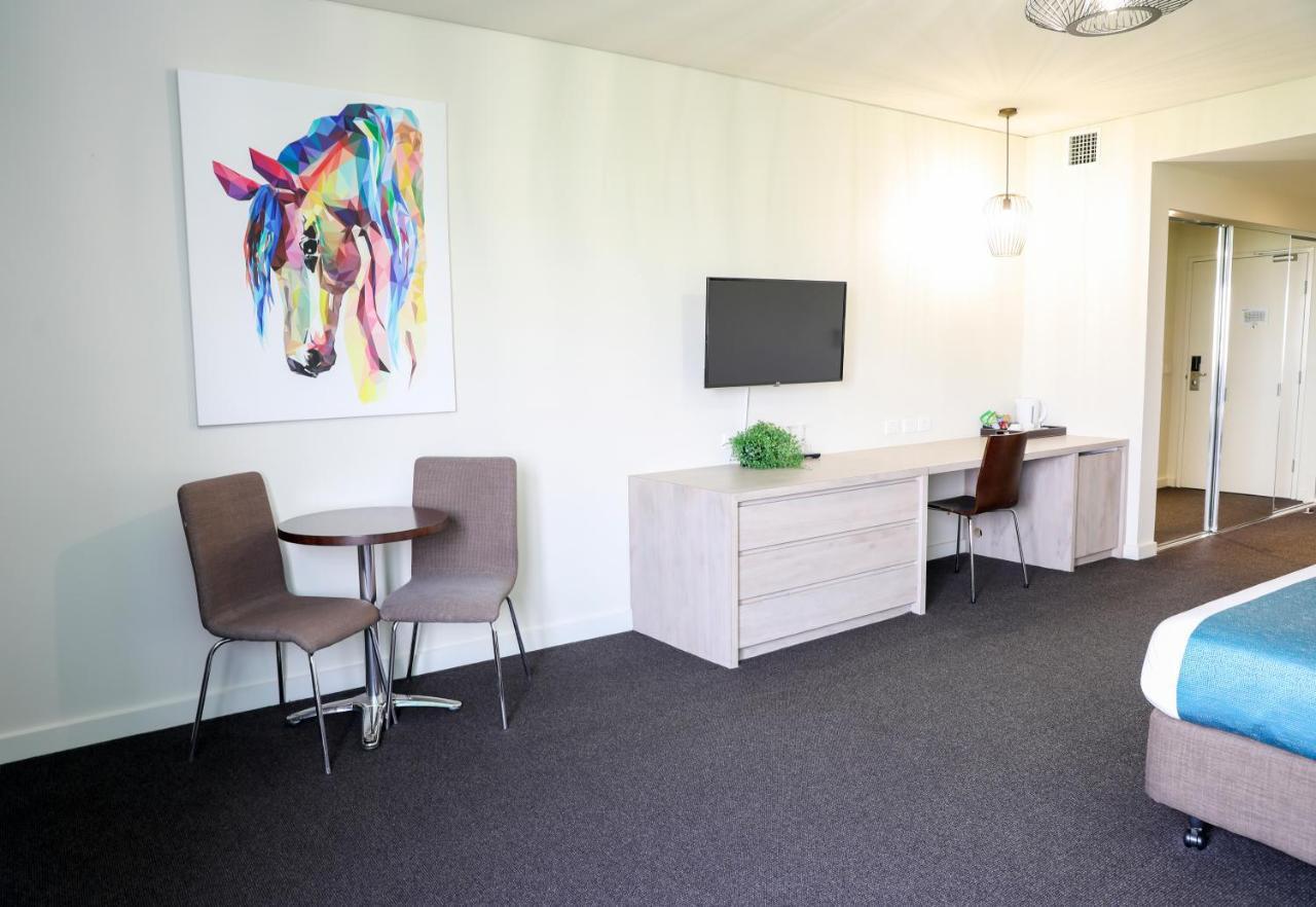 Mantra Melbourne Melton Hotel Bagian luar foto
