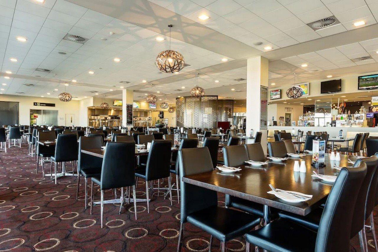 Mantra Melbourne Melton Hotel Bagian luar foto