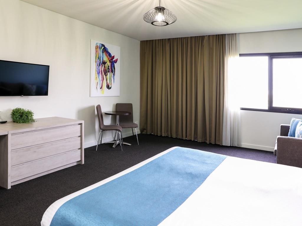 Mantra Melbourne Melton Hotel Bagian luar foto