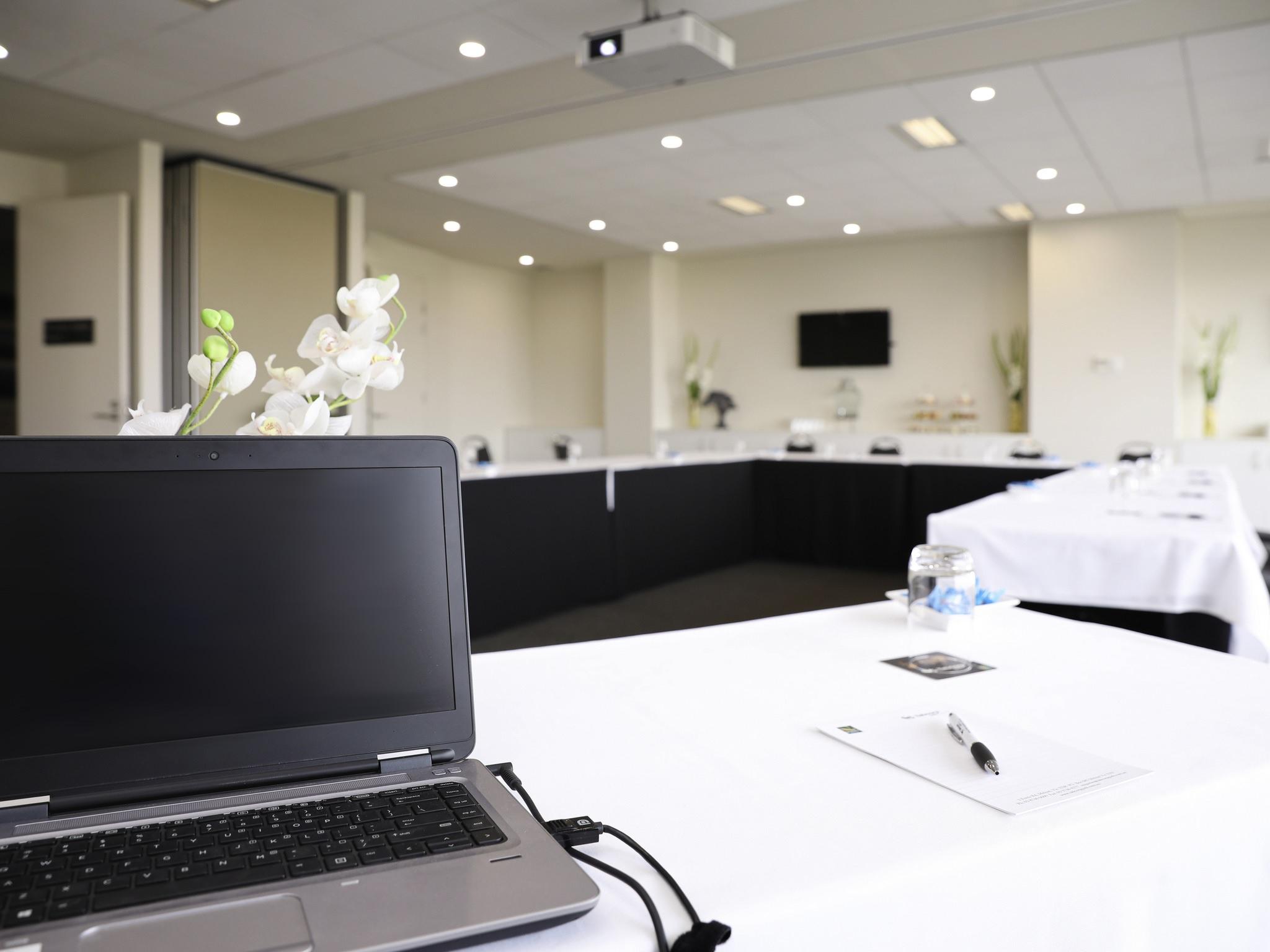 Mantra Melbourne Melton Hotel Bagian luar foto