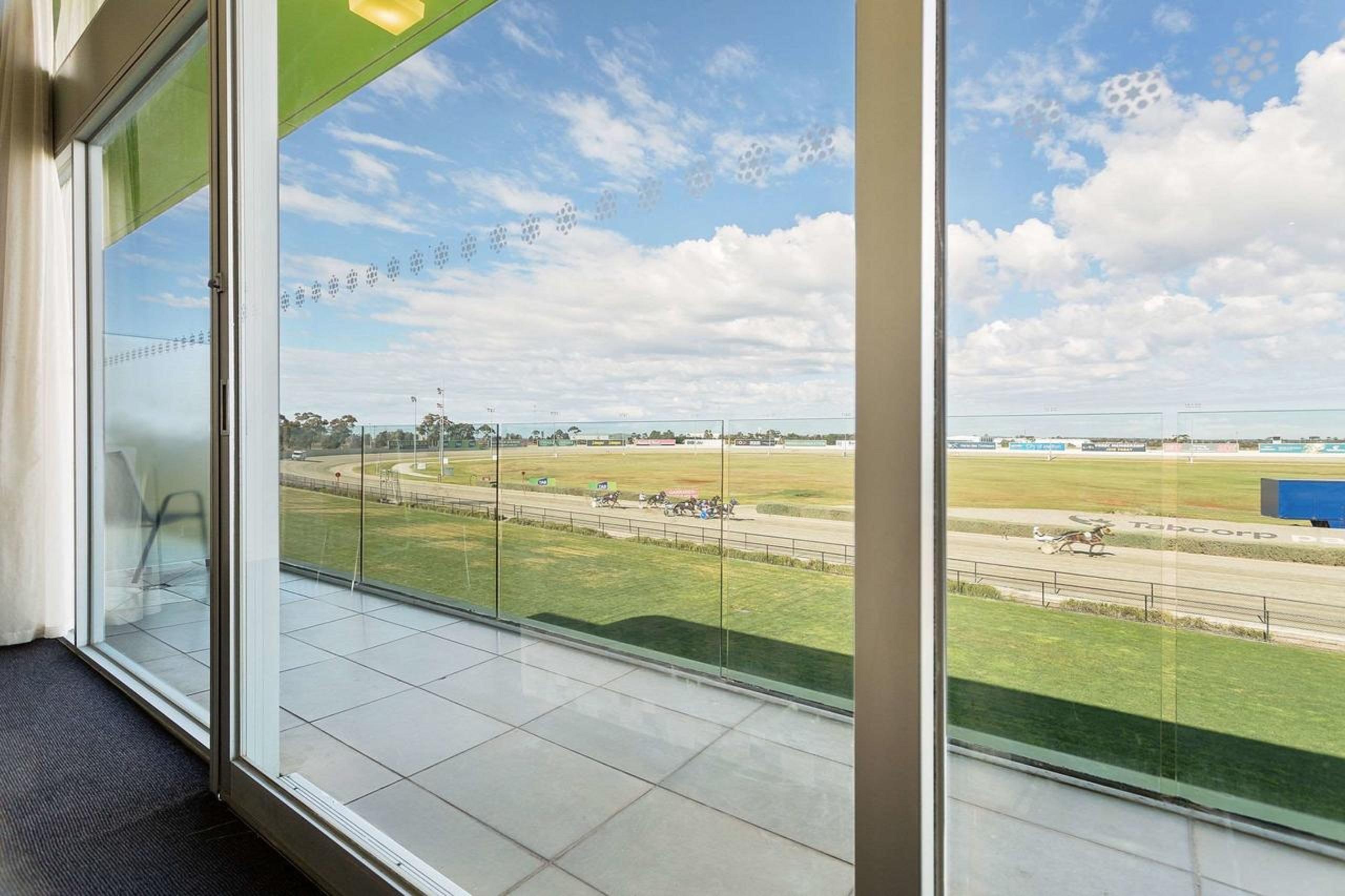 Mantra Melbourne Melton Hotel Bagian luar foto