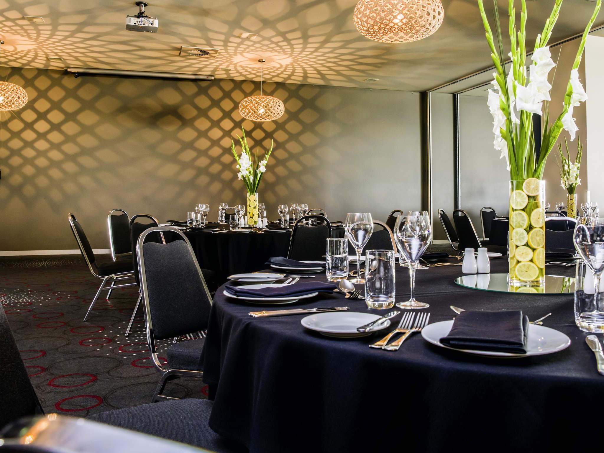 Mantra Melbourne Melton Hotel Bagian luar foto