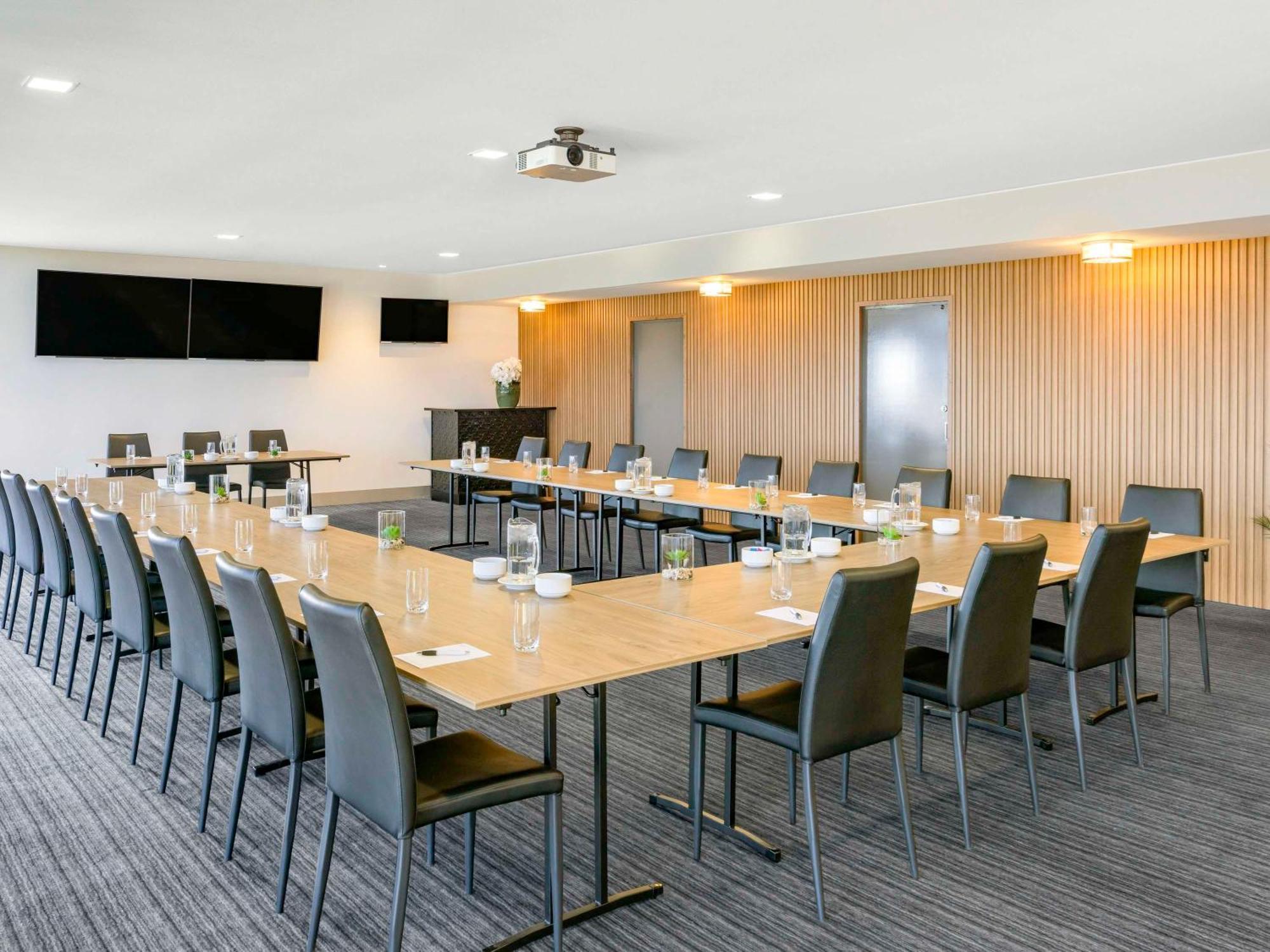 Mantra Melbourne Melton Hotel Bagian luar foto
