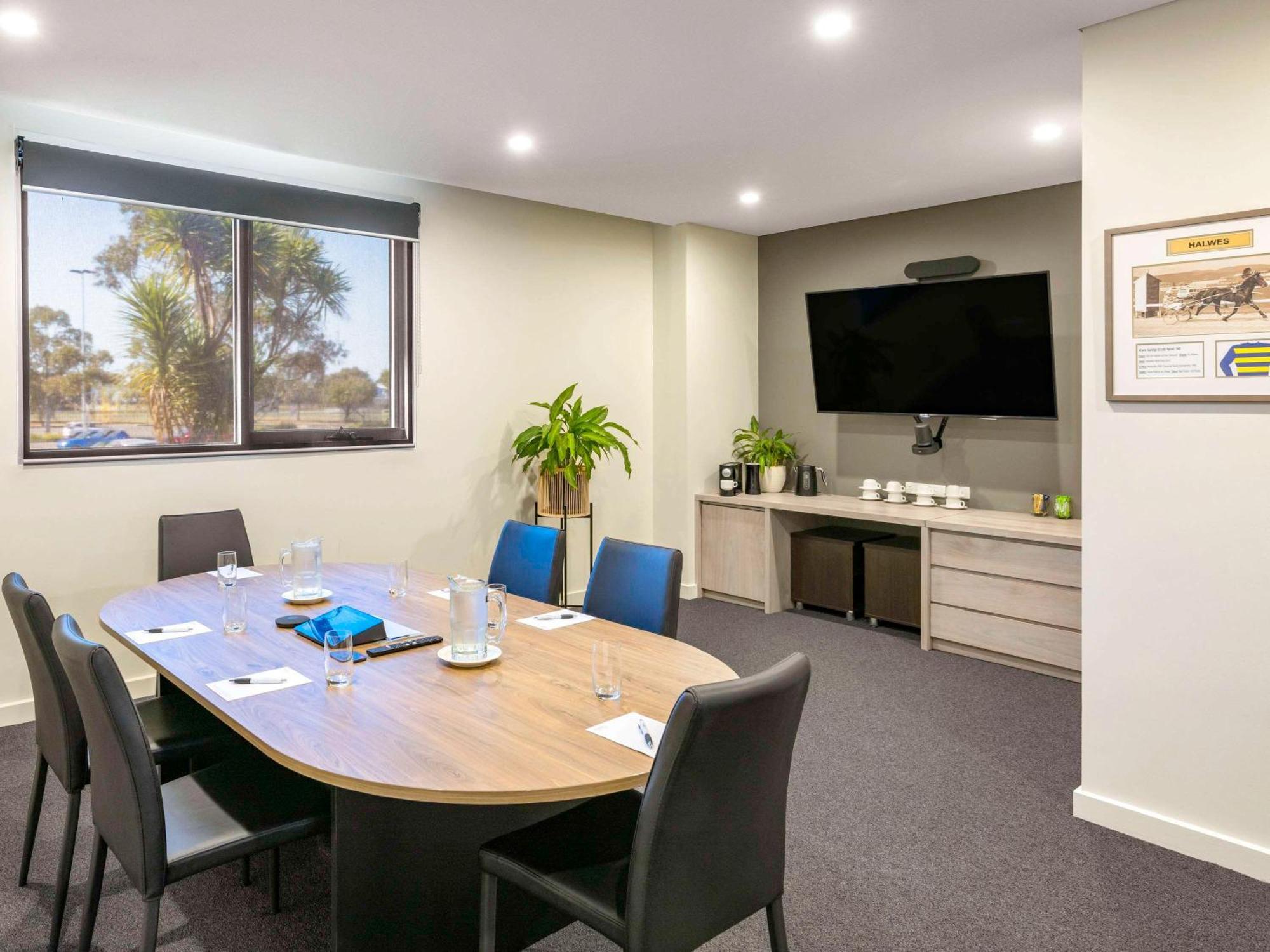 Mantra Melbourne Melton Hotel Bagian luar foto