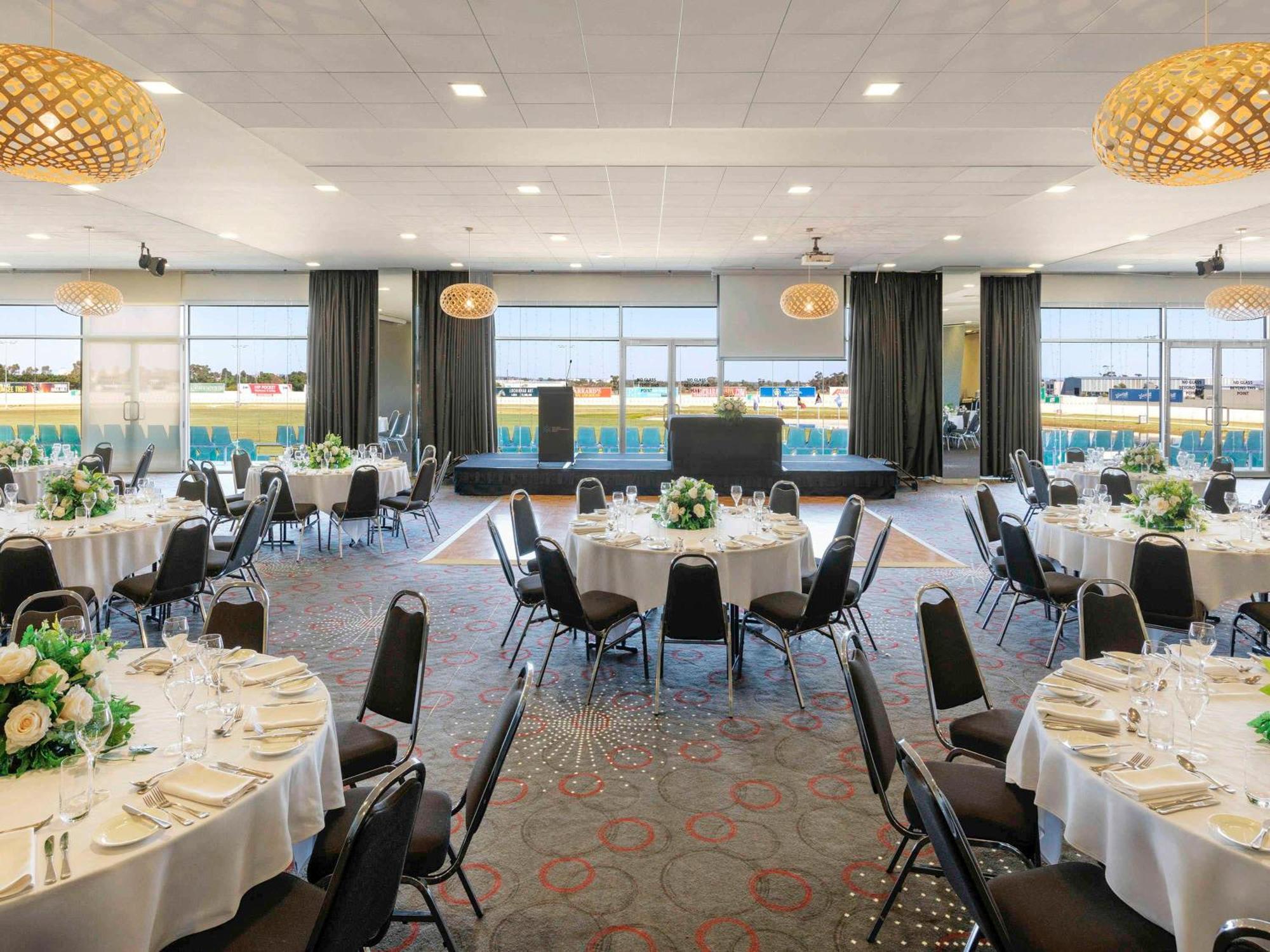 Mantra Melbourne Melton Hotel Bagian luar foto